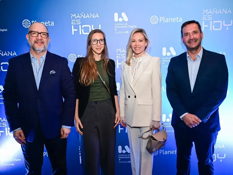 Fabián Perechodnik, su esposa y Ariel Sujarchuk posan juntos durante el evento de lanzamiento del libro.