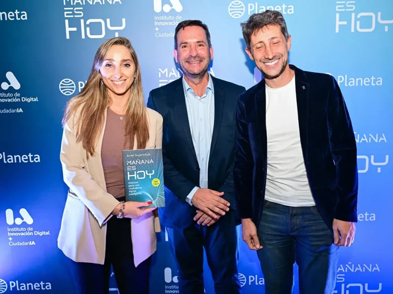 la diputada Julia Strada  y  Hernán Letcher en ña presentación del libro Mañana es Hoy con Sujarchuk