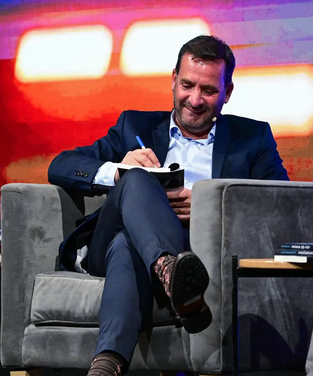 Sujarchuk firmando su libro "Mañana es hoy" en el Malba.