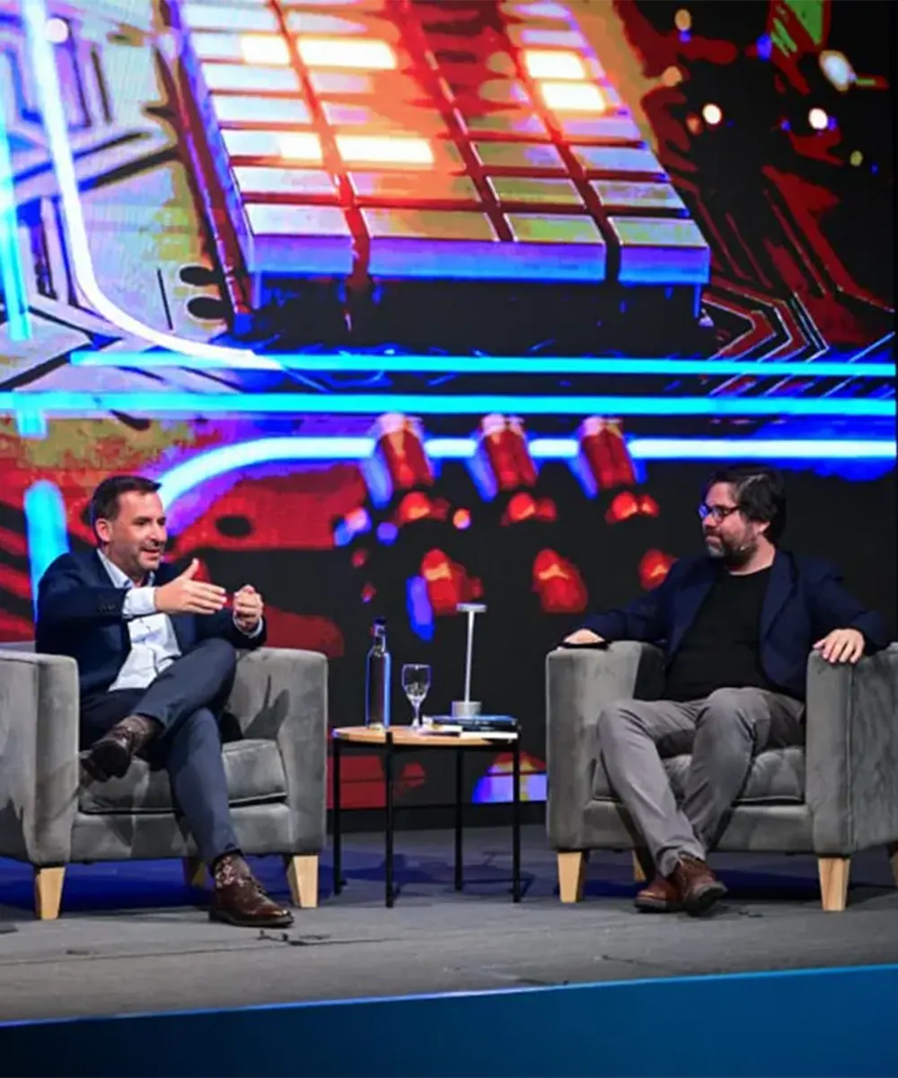 Sujarchuk en su presentación de su libro "Mañana es hoy" dialogando con el historiador Santi Siri.