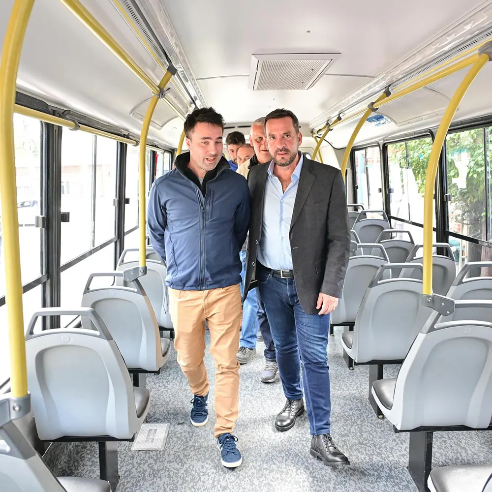 El intedente Ariel Sujarchuk recorriendo la nueva unidad de la linea 291.