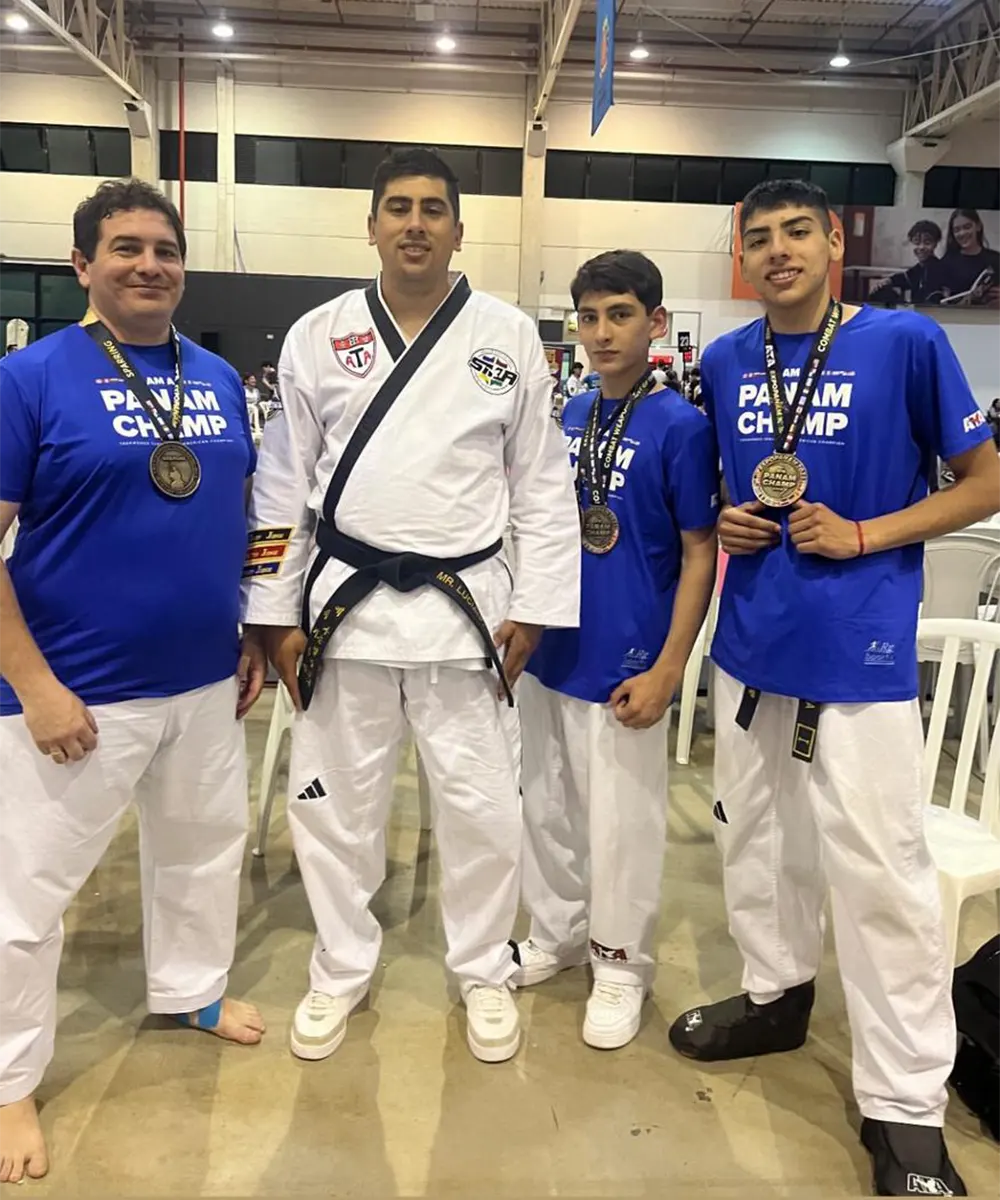 Los 3 panam Champ, de izquierda a derecha: Jorge Gutiérrez, Luciano Medina (instructor), Mateo Gómez y Tiago Medina