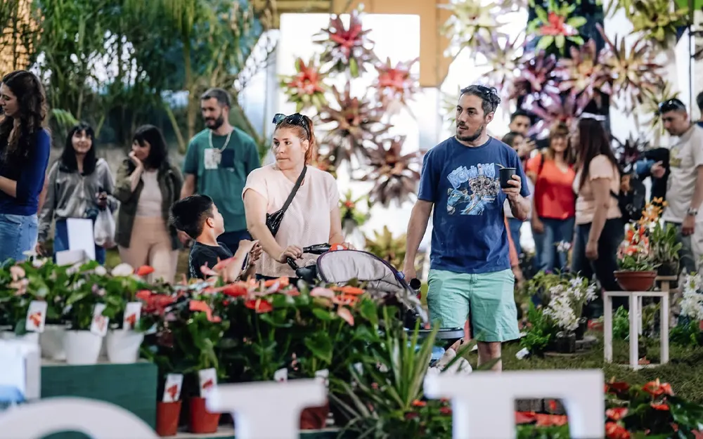 Visitantes en la fiesta de la flor Visitantes recorriendo el predio de la Fiesta Nacional de la Flor.
