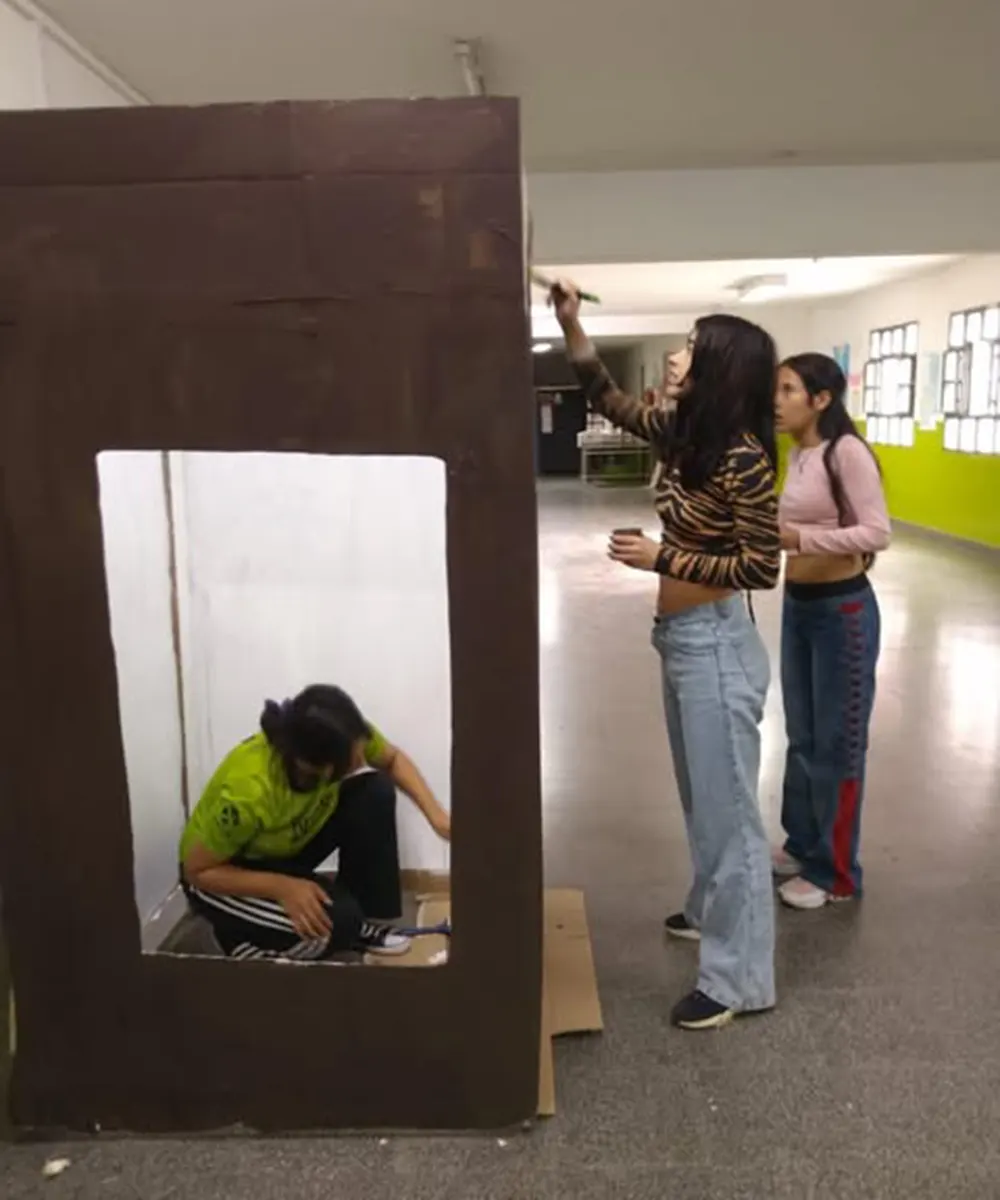 Alumnas de la Escuela Secundaria pintando una parte del proyecto.