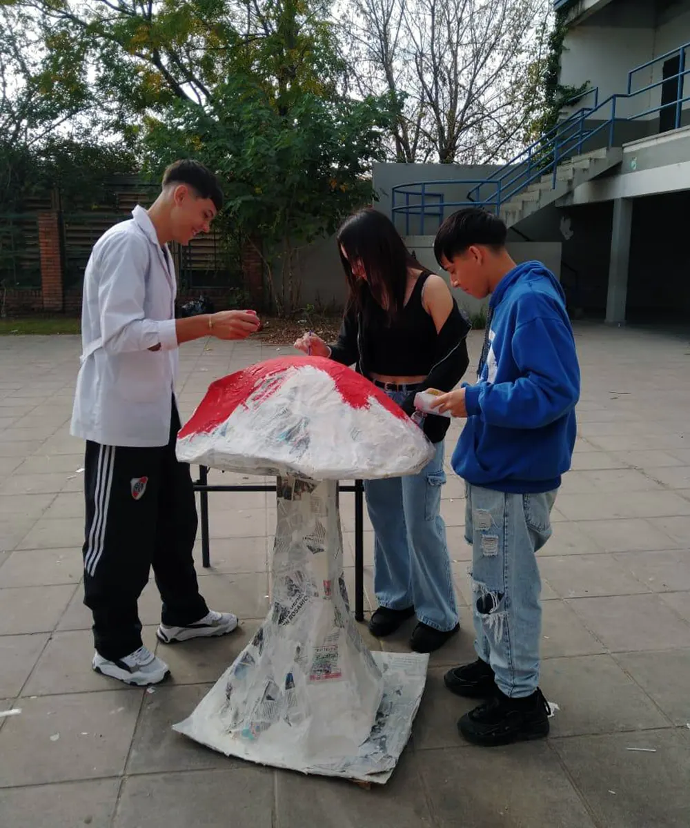 Alumnos pintando otros de las partes del proyecto de la inspirada en la obra de Alicia el País de las Maravillas.