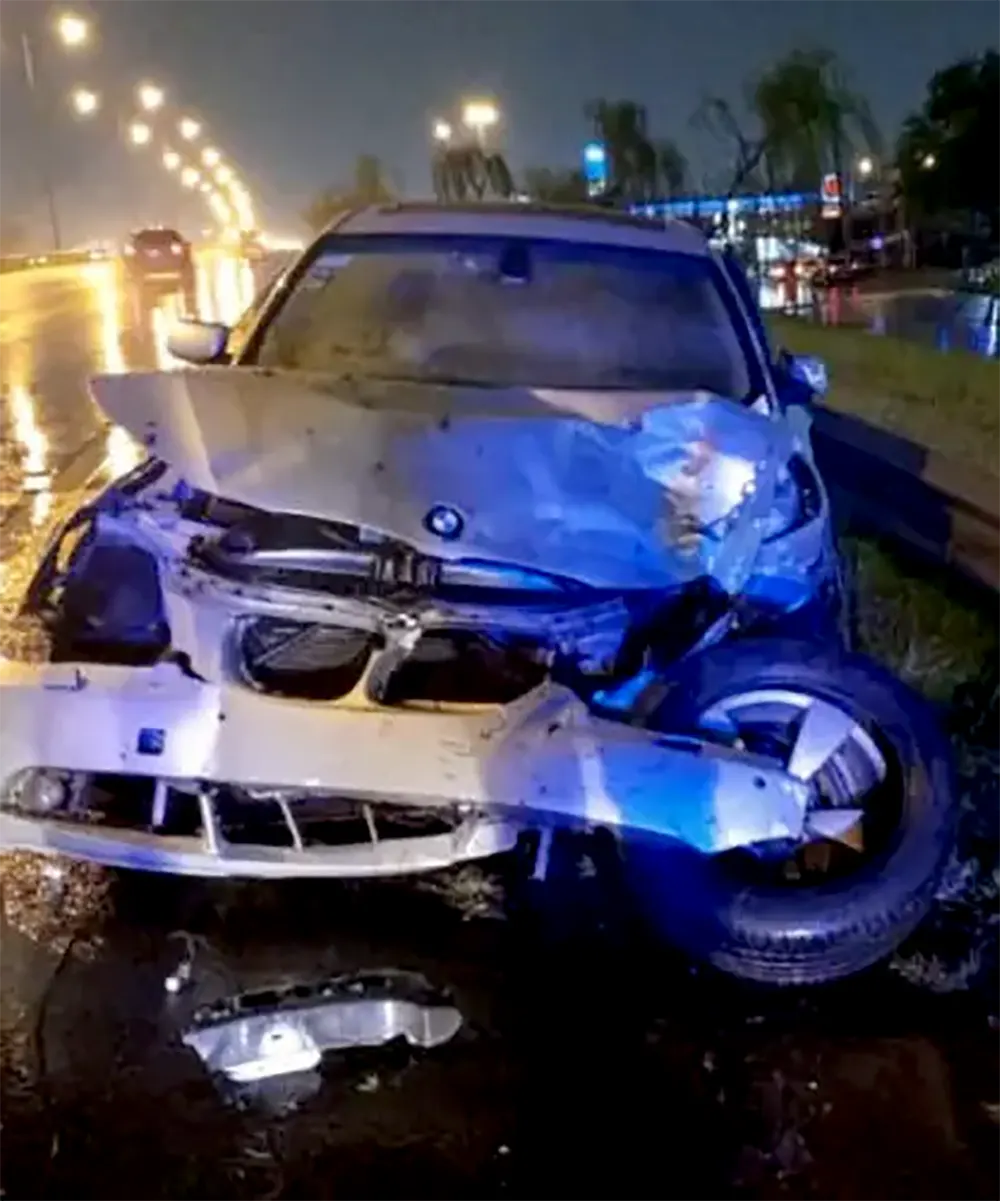 El BMW quedó con su frente destrozado tras el impacto