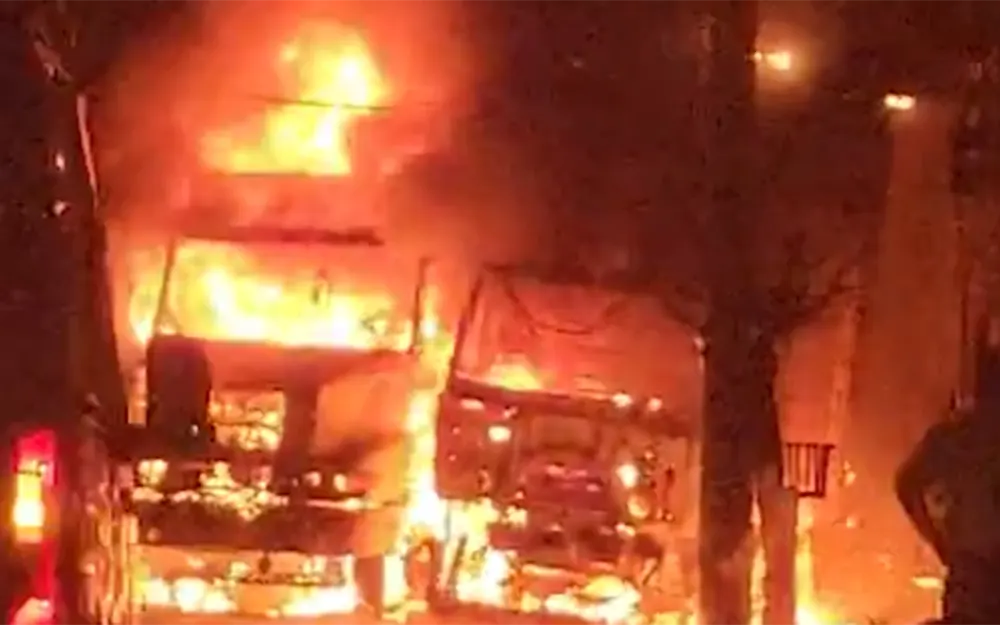 camionetas incendiadas Voraz incendio arrasó con dos camiones en el barrio Bardessono.