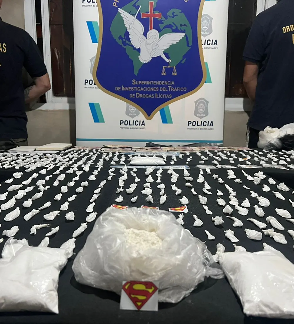 Cocaína decomisada con el cartelito de Súperman