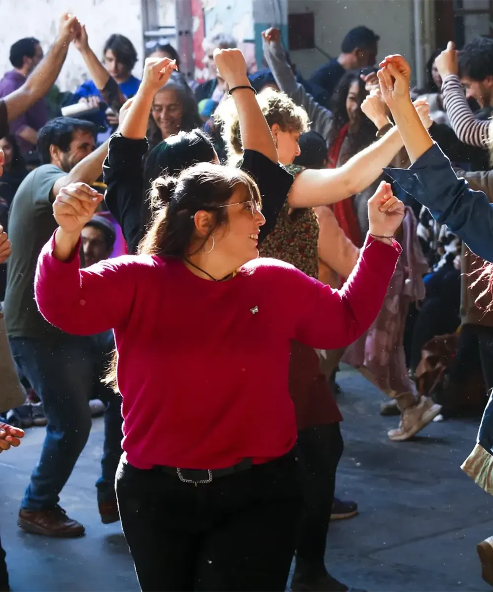 Las vecinas y vecinos, disfrutando de la peña en una edición anterior