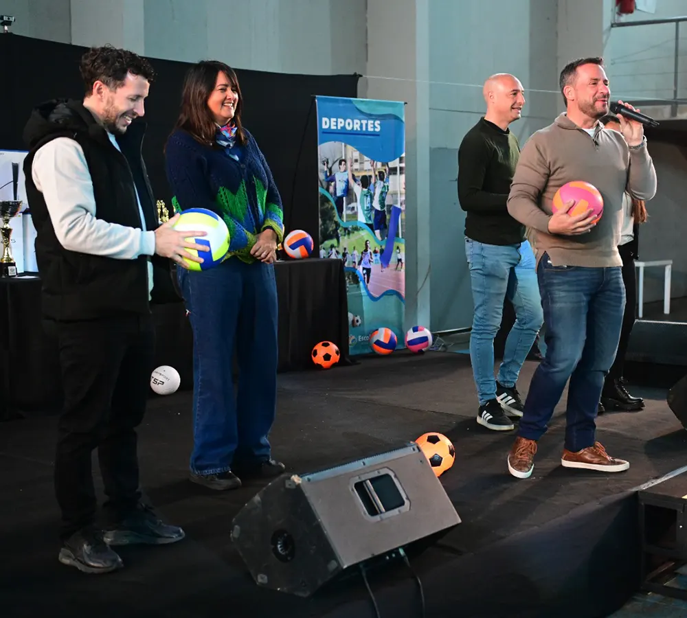 El intendente dando su discurso en la primera edición de los Juegos Escobarenses