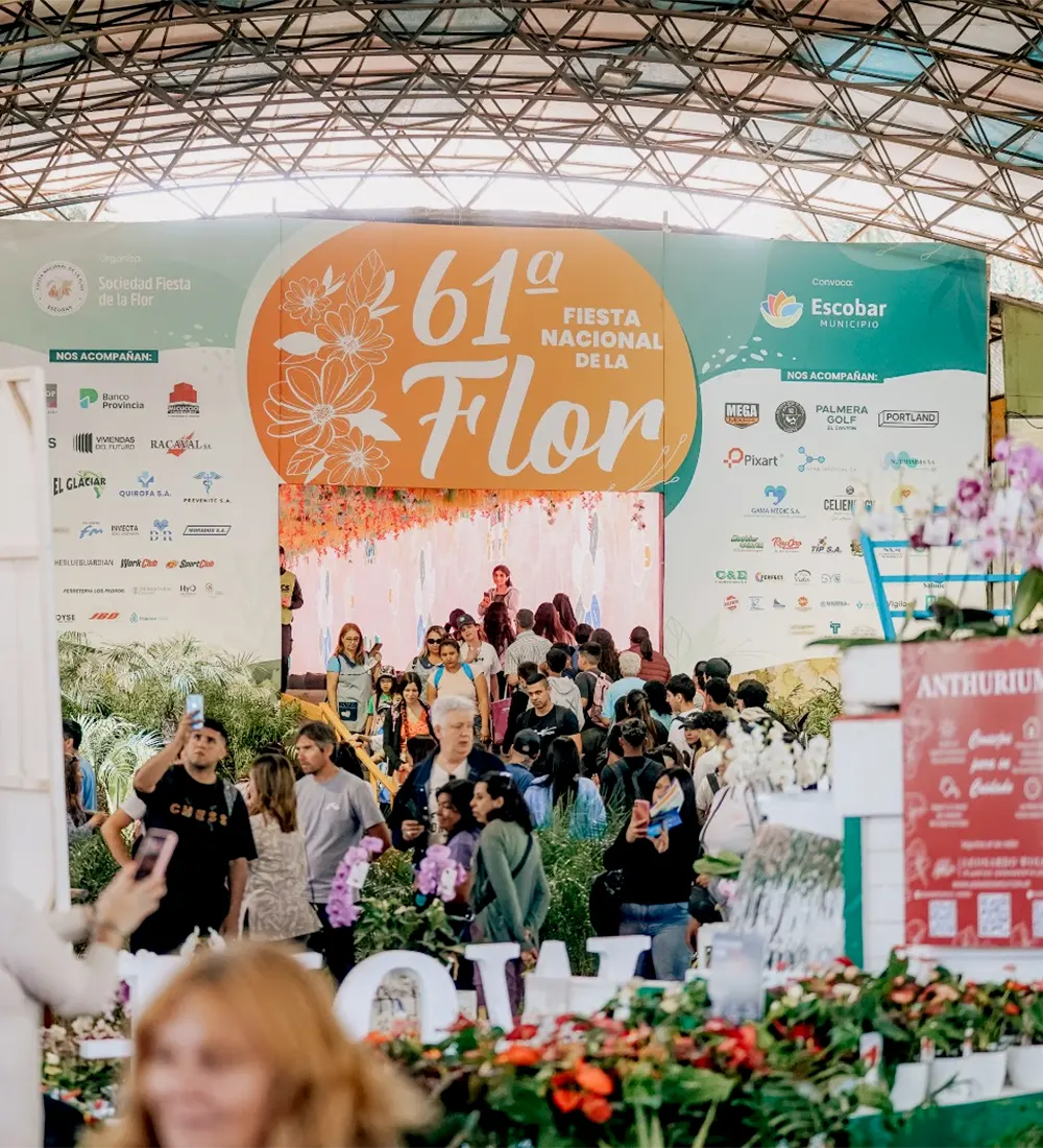 Gente recorriendo un pabellón de flores y plantas