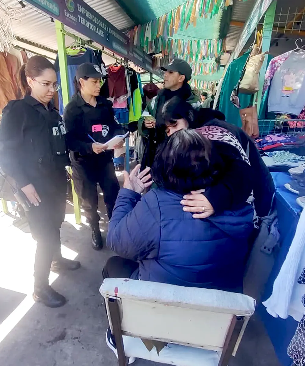La mujer fue asistida por los agentes en la feria junto a las vías del tren.