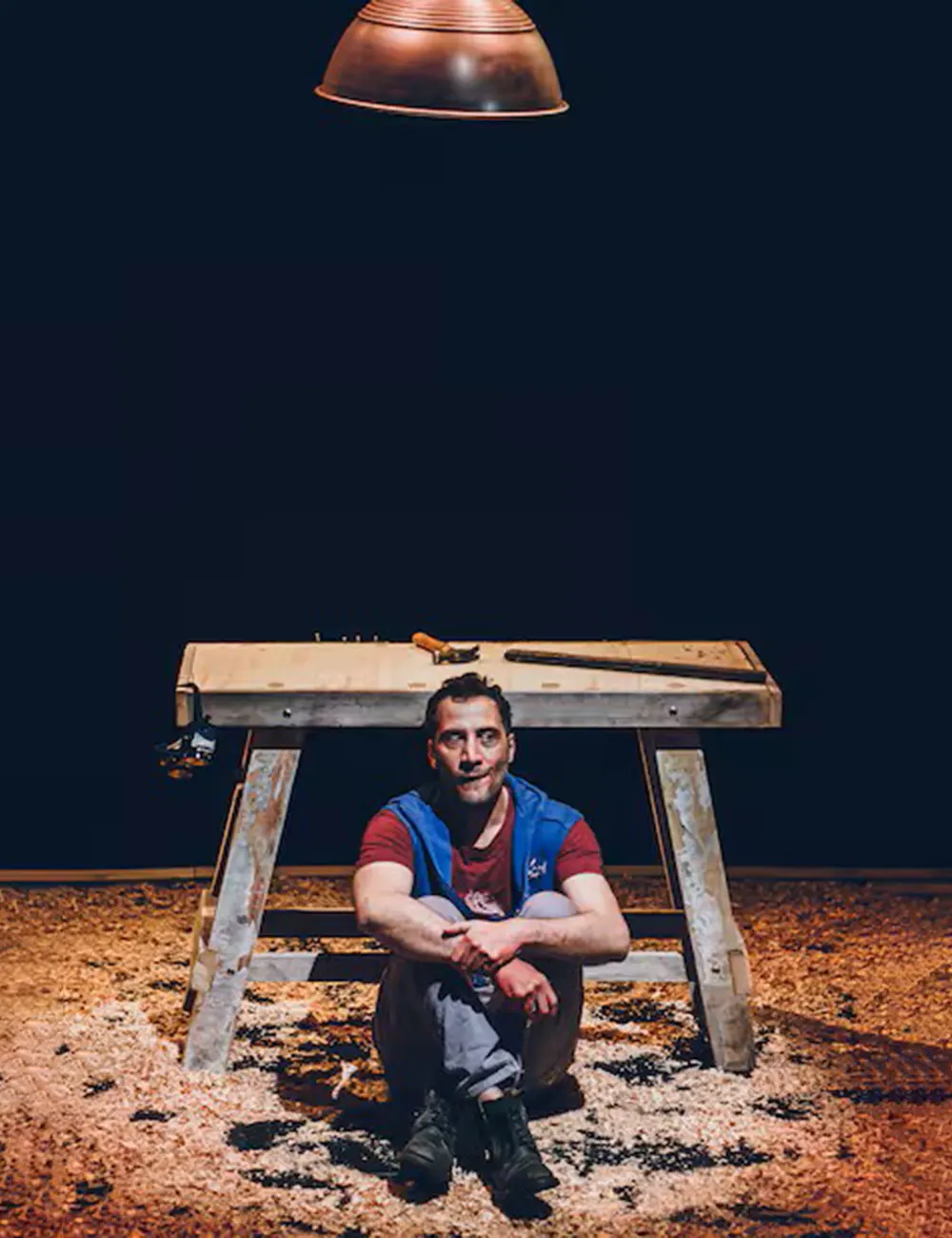 Luciano Cáceres interpretando a René en la obra Muerde.