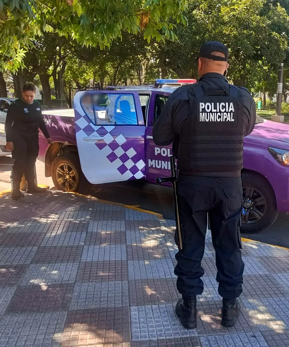 El Móvil Violeta de la Policía Municipal en el lugar, para asistir a la mujer en crisis.