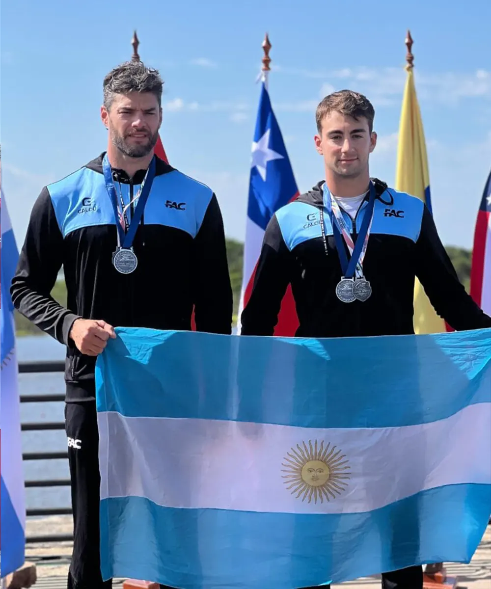 El medallista escobarense Manuel Orero, junto a su compañero Gonzalo Carreras