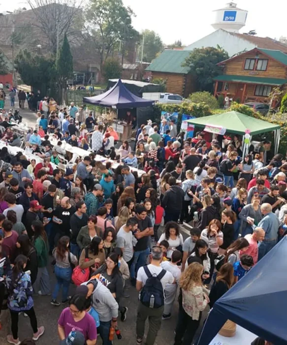 Una multitud disfruta de la Feria Japonesa, con puestos de comida y productos t&iacute;picos