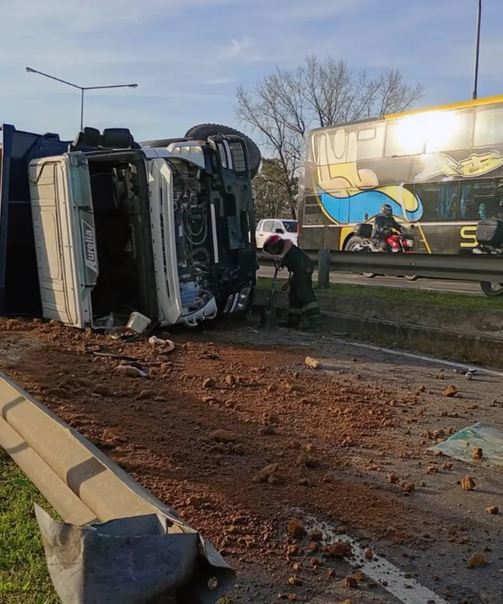 Personal de bomberos trabajando tras el vuelco del camión