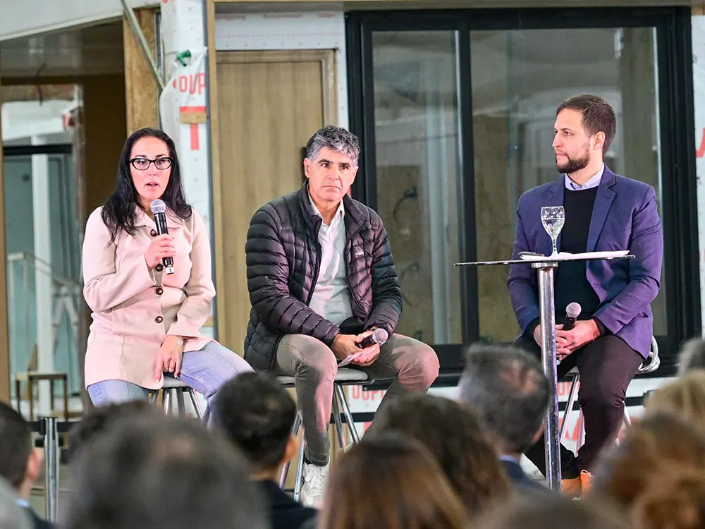 Presentadores de proyectos en el encuentro de empresarios en el día de la industria en Loma verde.