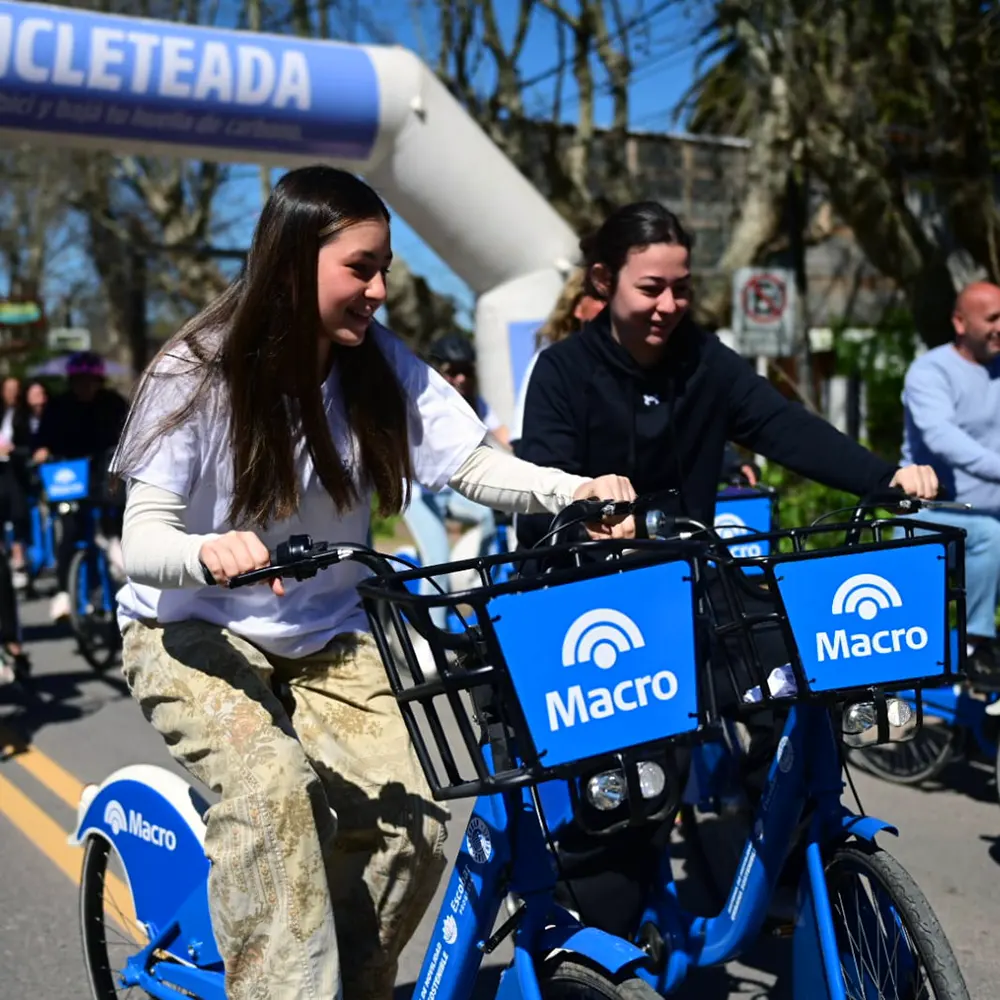 Dos chicas usando las bicicletas públicas de Escobar