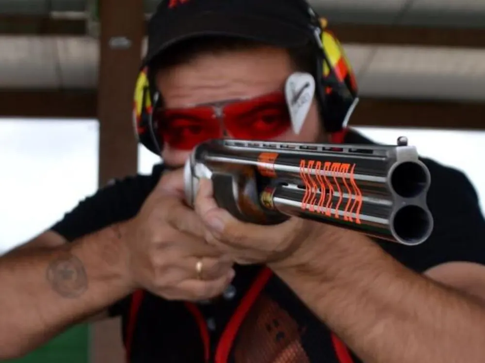 Persona con un rifle en la mano