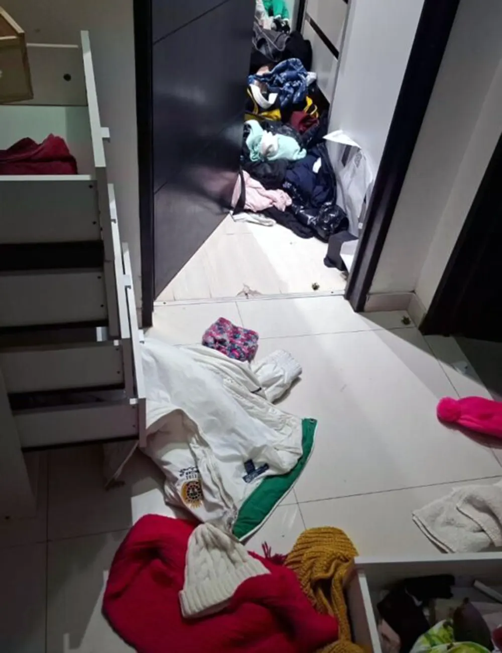 Más ropa y objetos tirados en el suelo tras el violento robo en una casa del barrio El Cazador.