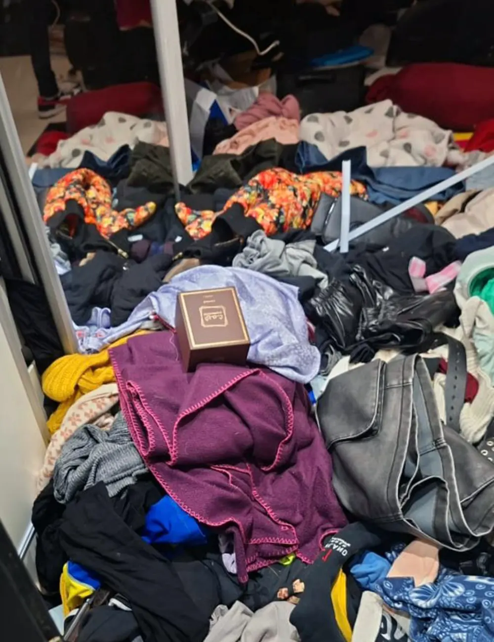 Ropa tirada en el suelo tras el violento robo en una casa del barrio El Cazador.