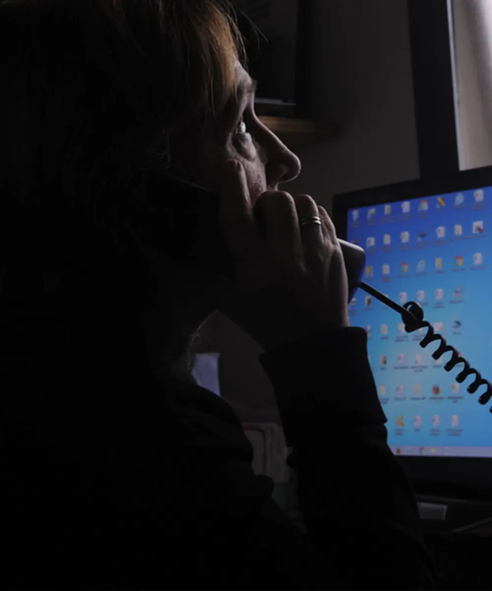 Un profesional de la línea de urgencias en salud mental atiende una llamada