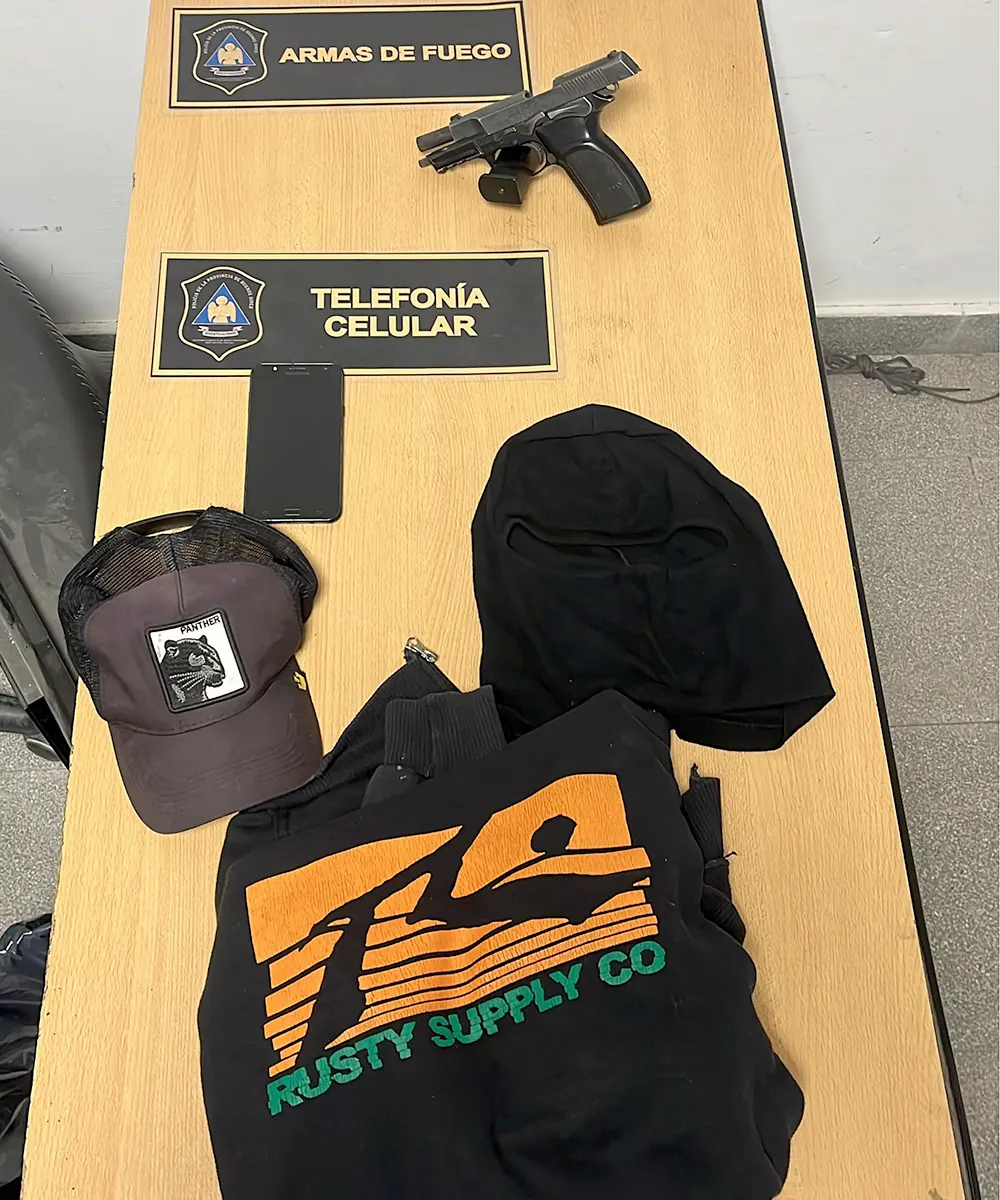 En el operativo en Maquinista Savio se incautaron una pistola Bersa calibre 9 milímetros con numeración suprimida, un pasamontaña, una campera negra y una gorra tipo visera.