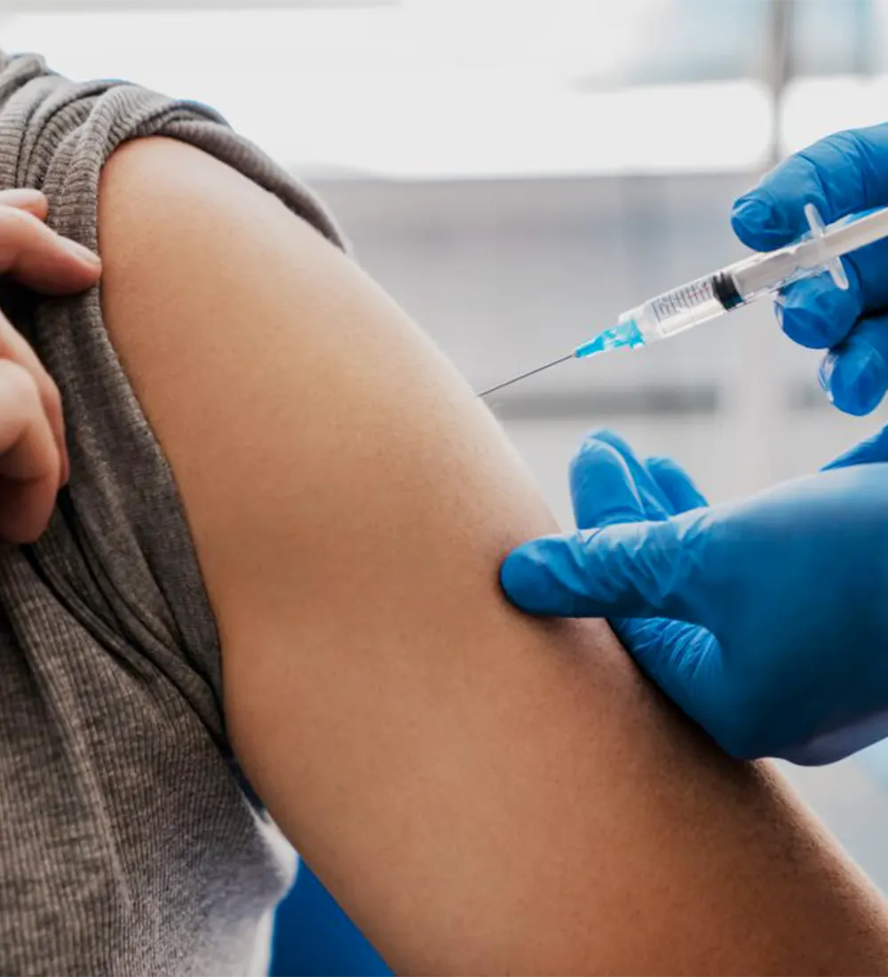 Personal de salud aplicándole una vacuna en el brazo a una persona