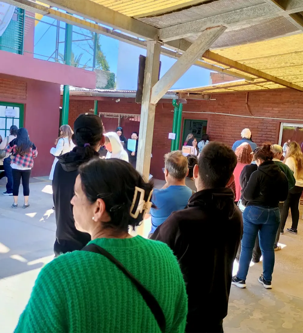 Gente esperando para votar en una escuela de Maschwitz