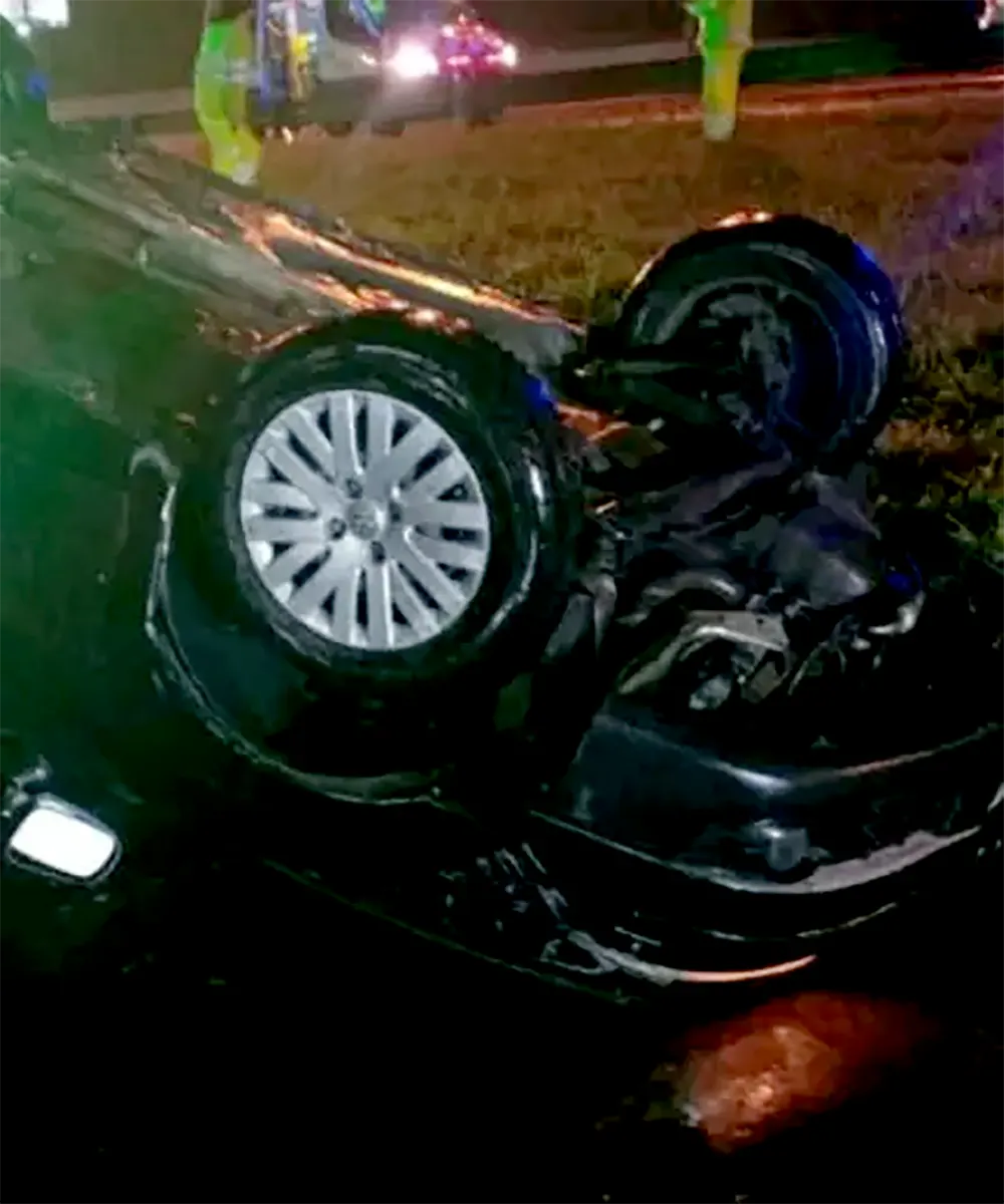 El Gol dado vuelta sobre el asfalto, tras ser chocado desde atrás por el BMW