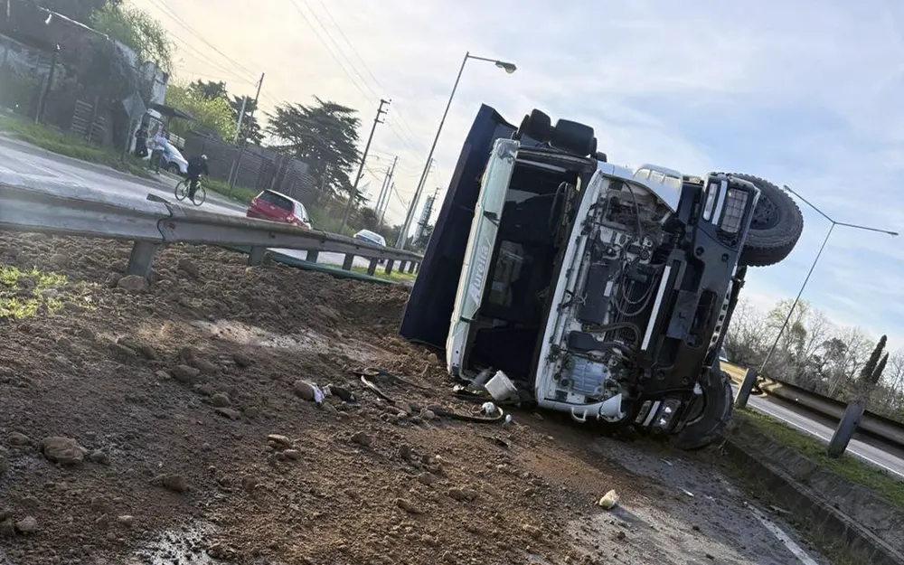 El camión perdió el control cuando se dirigía hacia la Colectora Oeste.