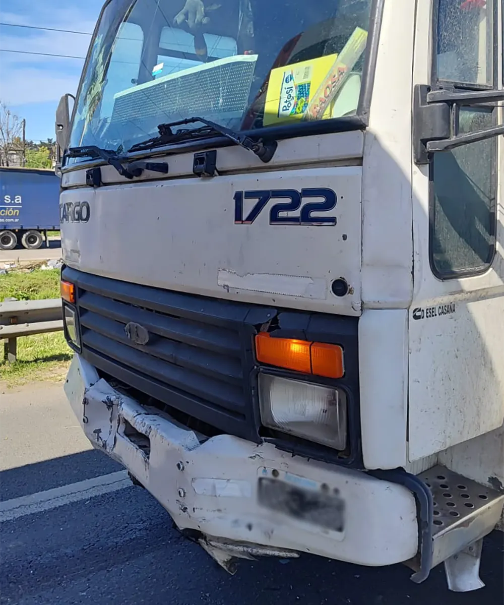 Camión Ford Cargo con cabina chocó.