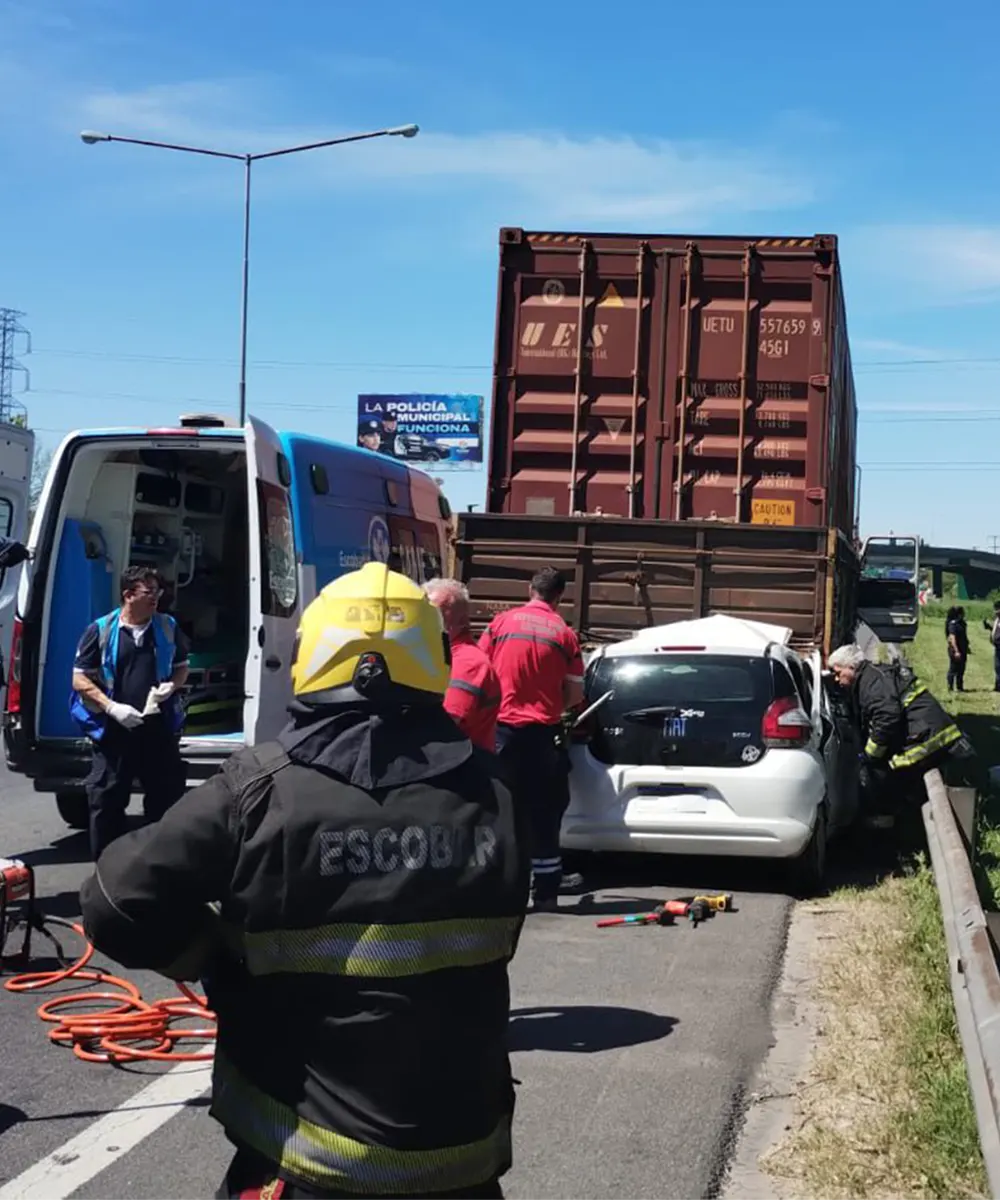 Bomberos rescatan a los ocupantes del auto incrustado bajo el camión
