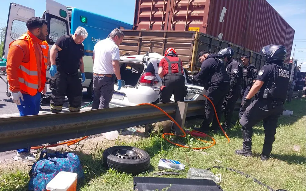 Caos y tensión en la Panamericana: un auto se incrustó debajo de un camión