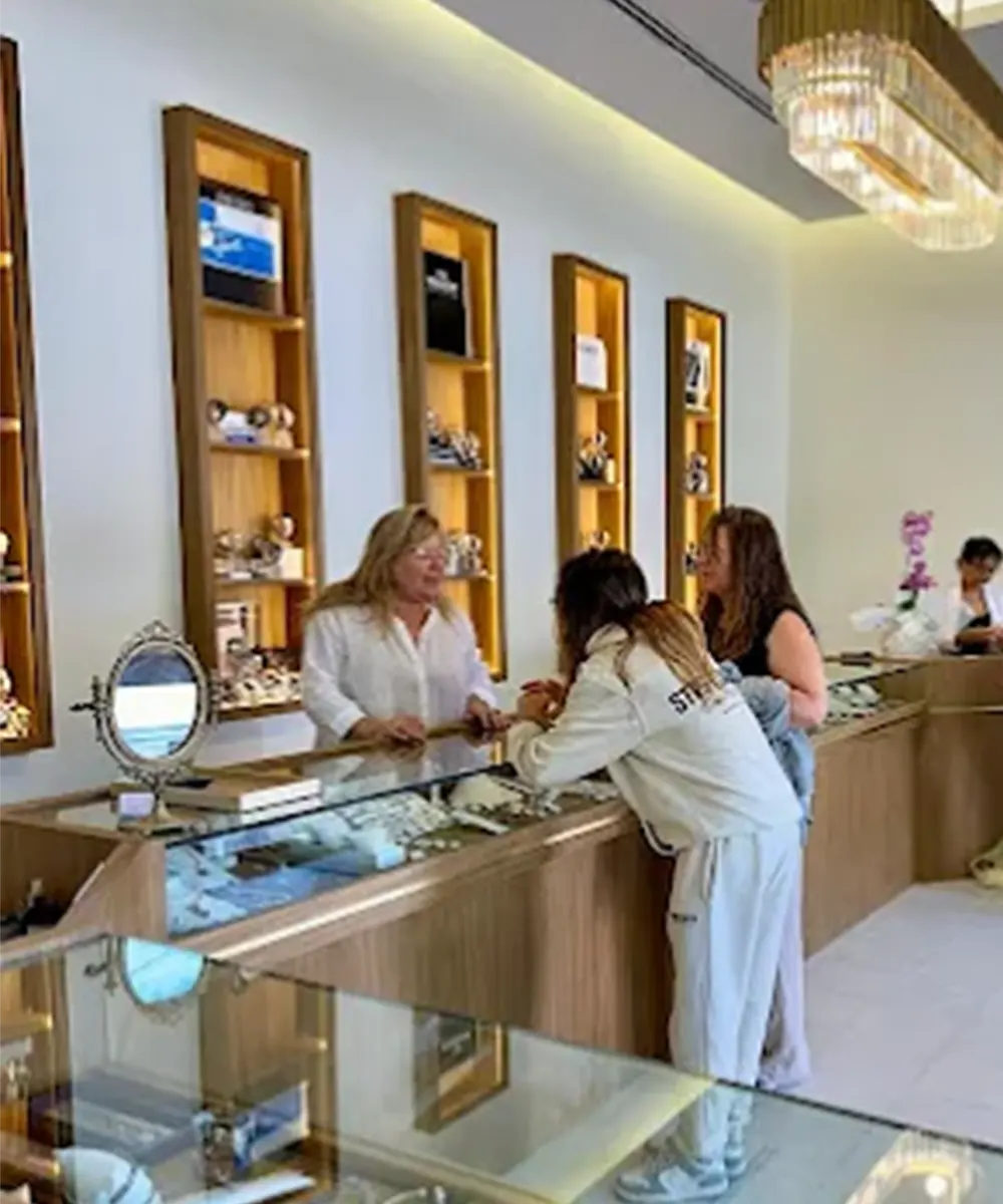 Clientes en el nuevo locaal de Ali Sil