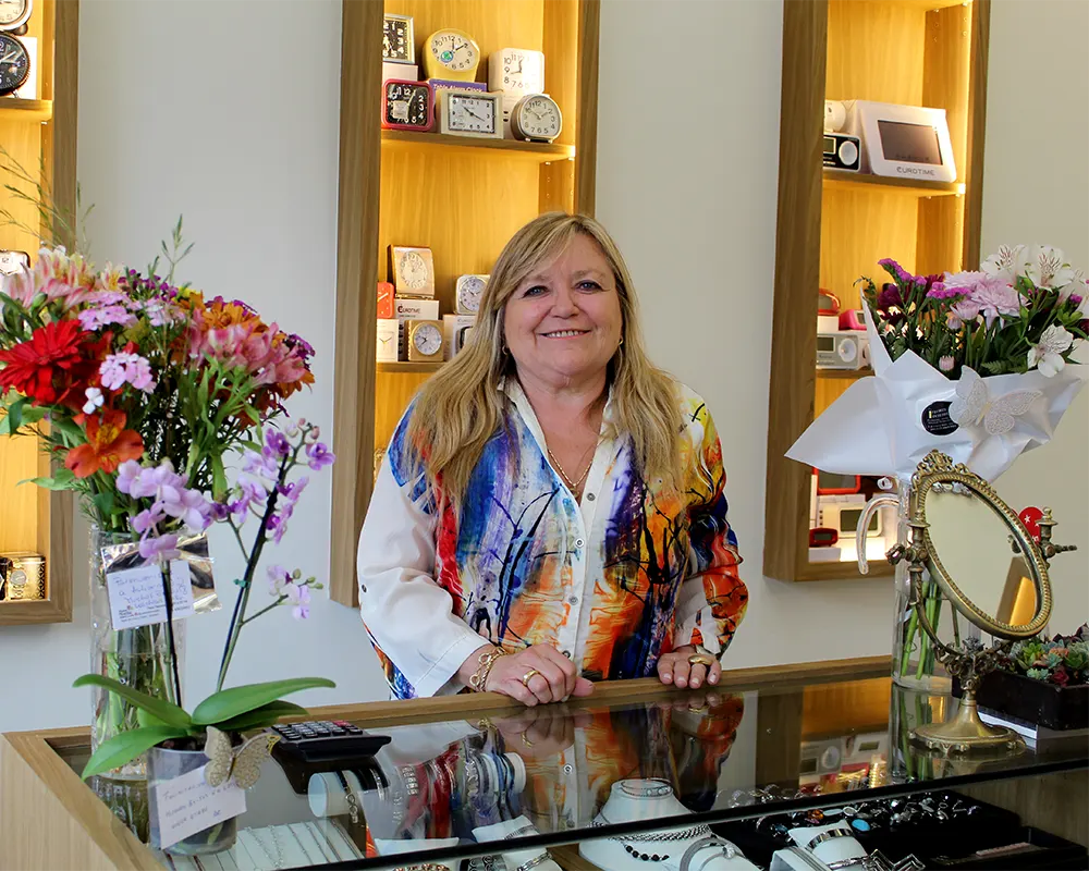 Alicia González, titular de Ali Sil, tras el mostrador