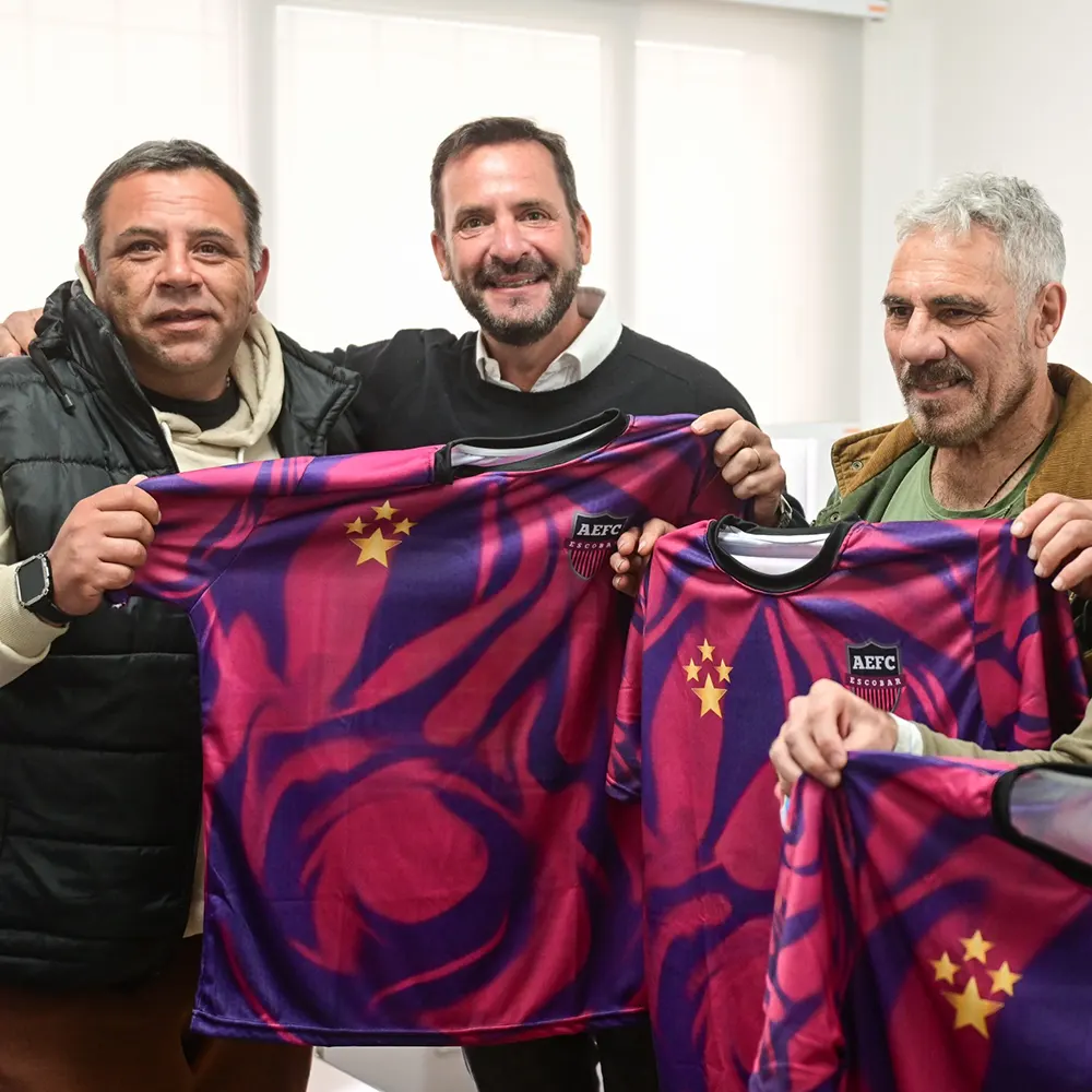 Ariel Sujarchuk con dirigentes de Atlético Escobar con la camiseta del equipo