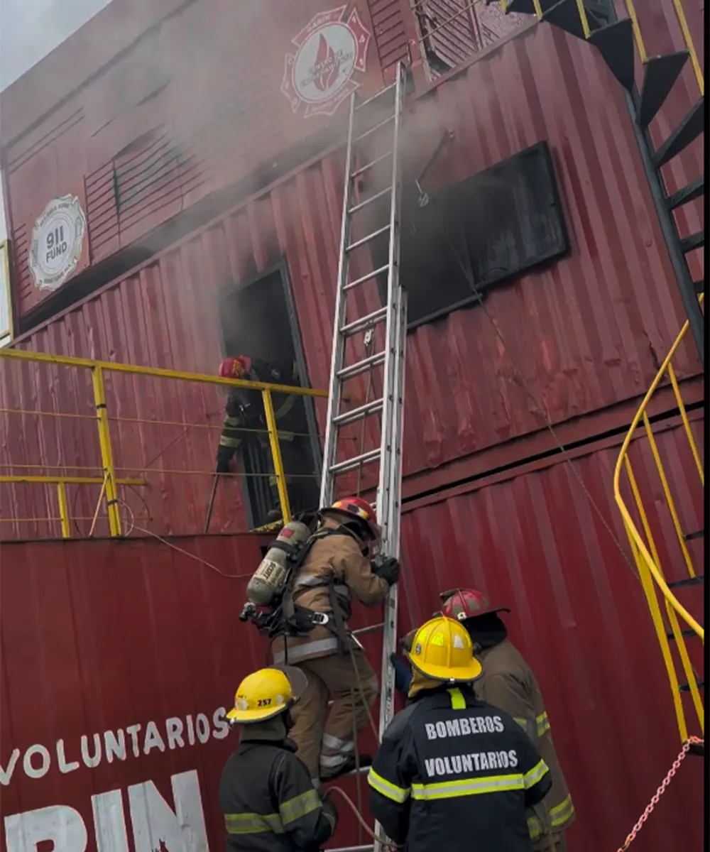 Los bomberos recrearon situaciones reales de rescate.