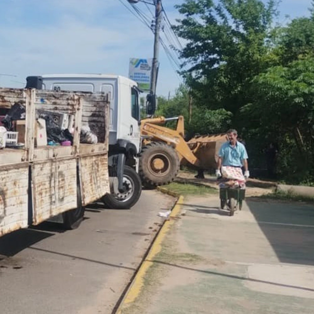 Un hombre realiza la carga del mobiliario en el camión provisto por Edenor.