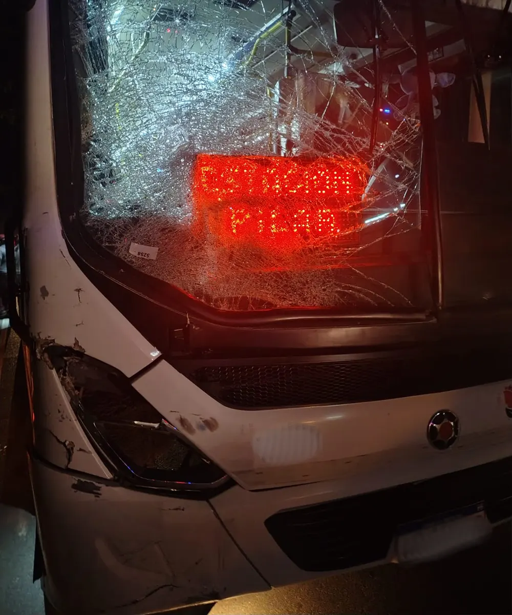 Parabrisas del colectivo 276 astillado, luego de atropellar al ciclista.