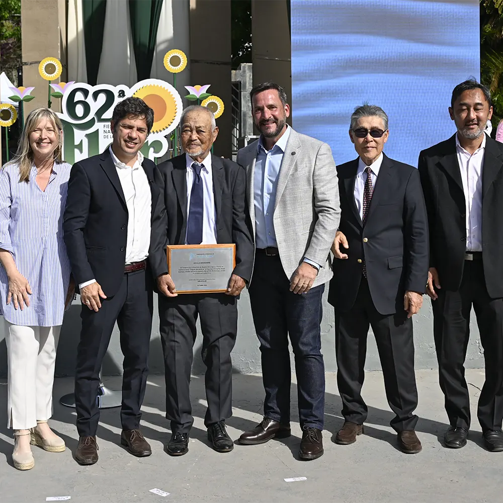 El paisajista Yasuo Inomata junto al gobernador Kicillof y otras autoridades, tras recibir una distinción