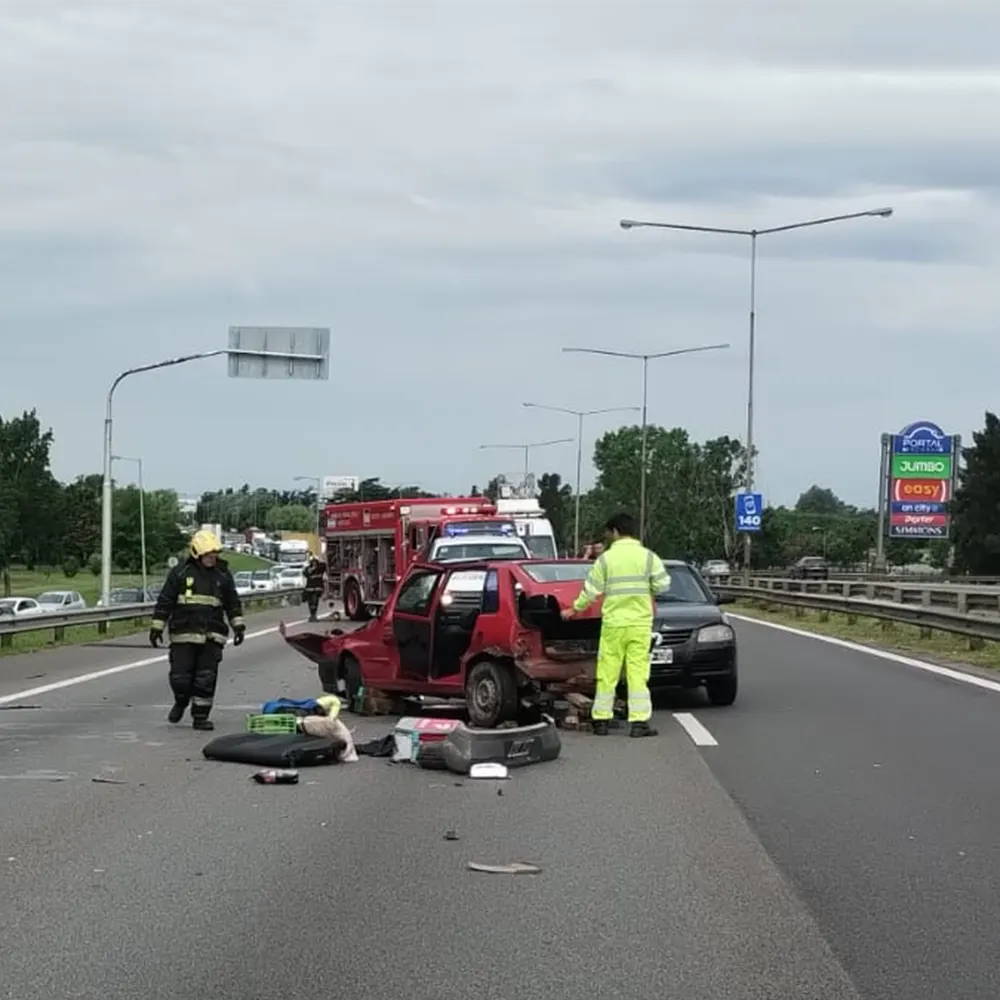 Los dos autos involucrados en el choque y la autopista cortada al tránsito