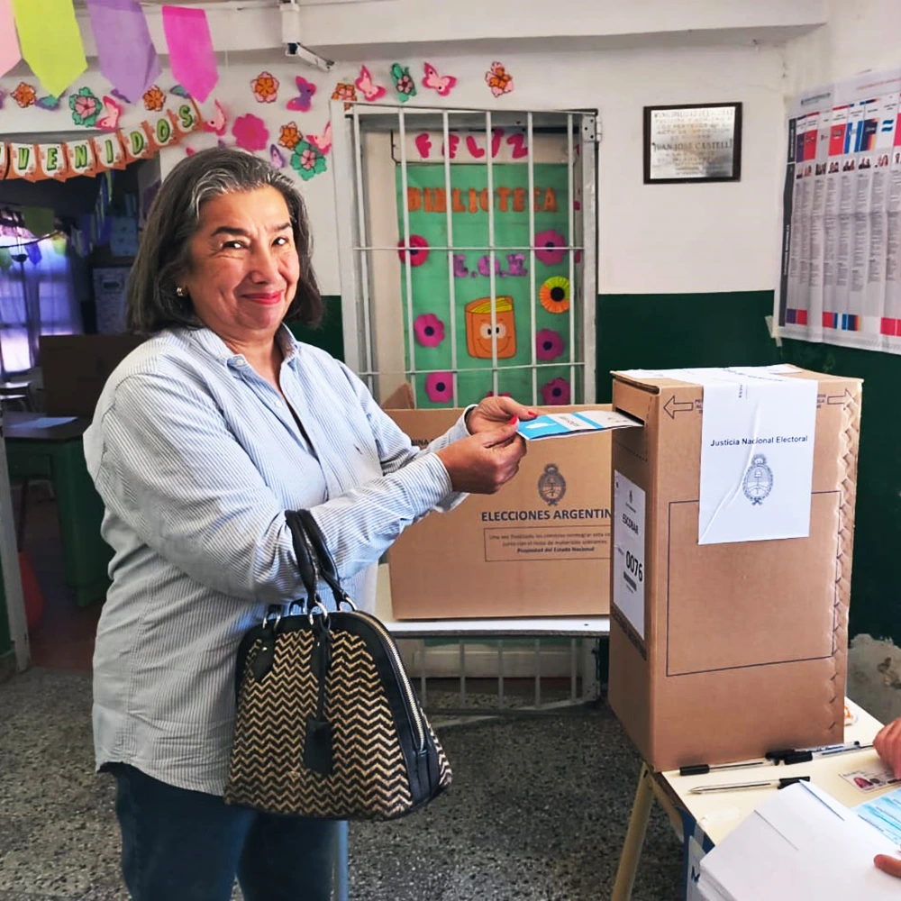 La concejal Griselda Aristi emitiendo su voto.