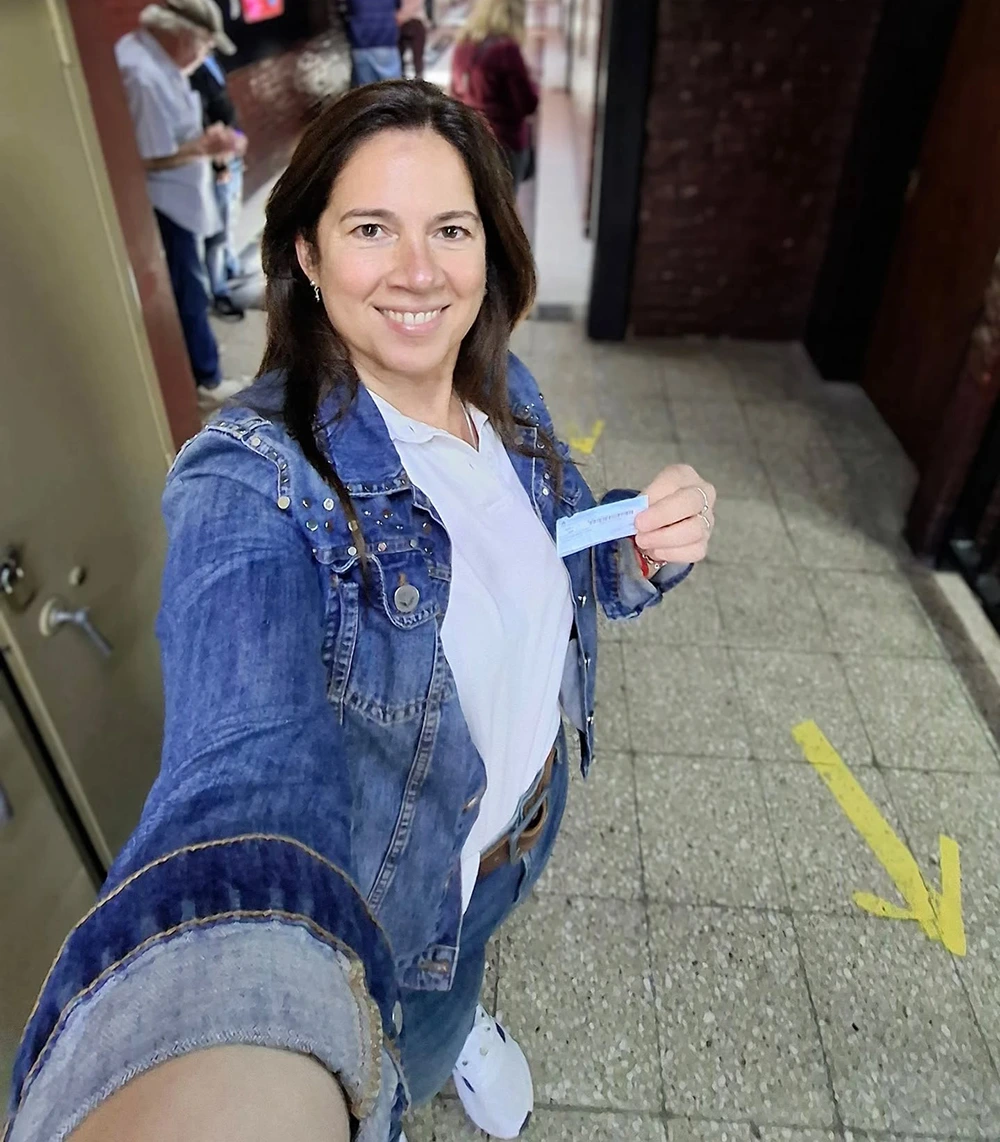 La presidente del Concejo Deliberante, Laura Guazzaroni, luego de emitir su voto.