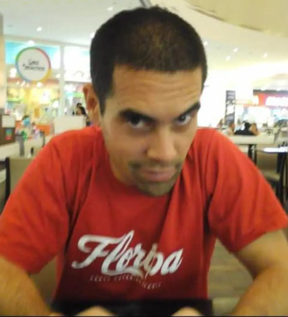 Jonathan David Bonet, condenado y prófugo, en un bar