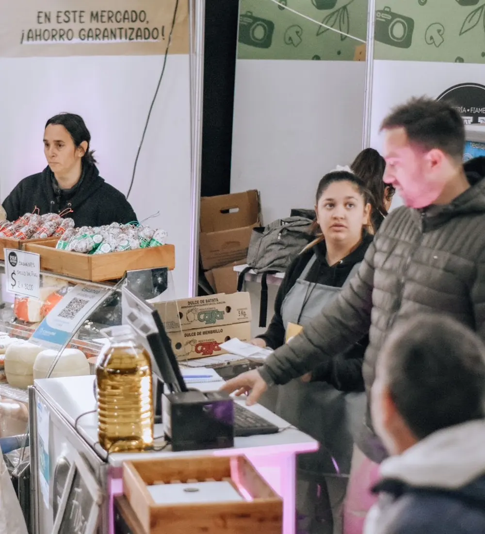 Comerciantes y compradores en el mercado de oportunidades de Escobar