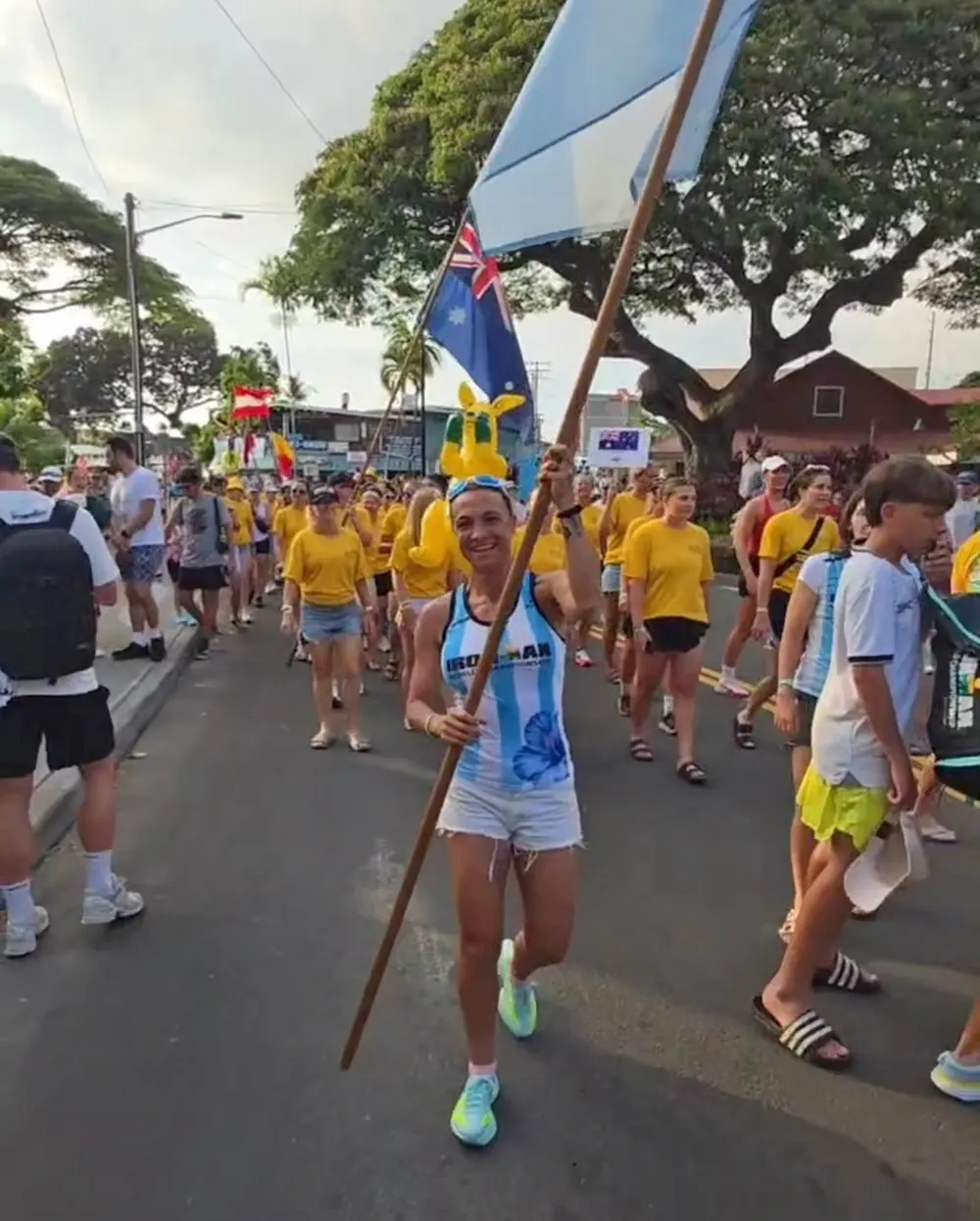 Yanina Minaglia con la bandera argentina