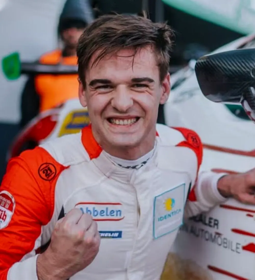 Nicolás Varrone, con el puño apretado