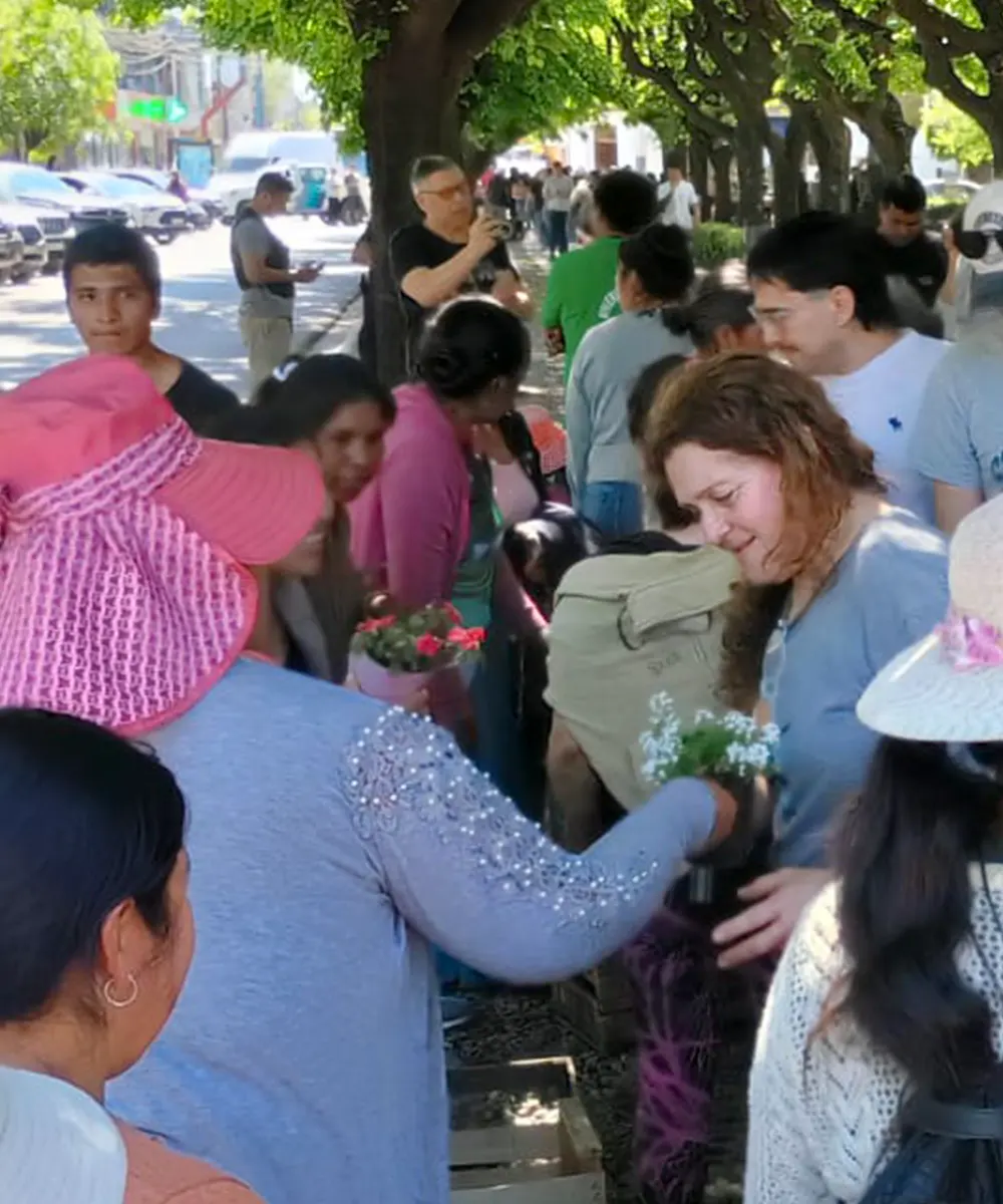 Productores regalando sus plantas y verduras a los vecinos en la plaza San Martín